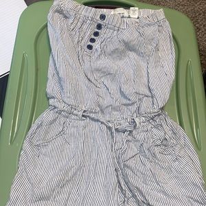 I’m selling this romper because it no longer fits. It’s strapless and very cute